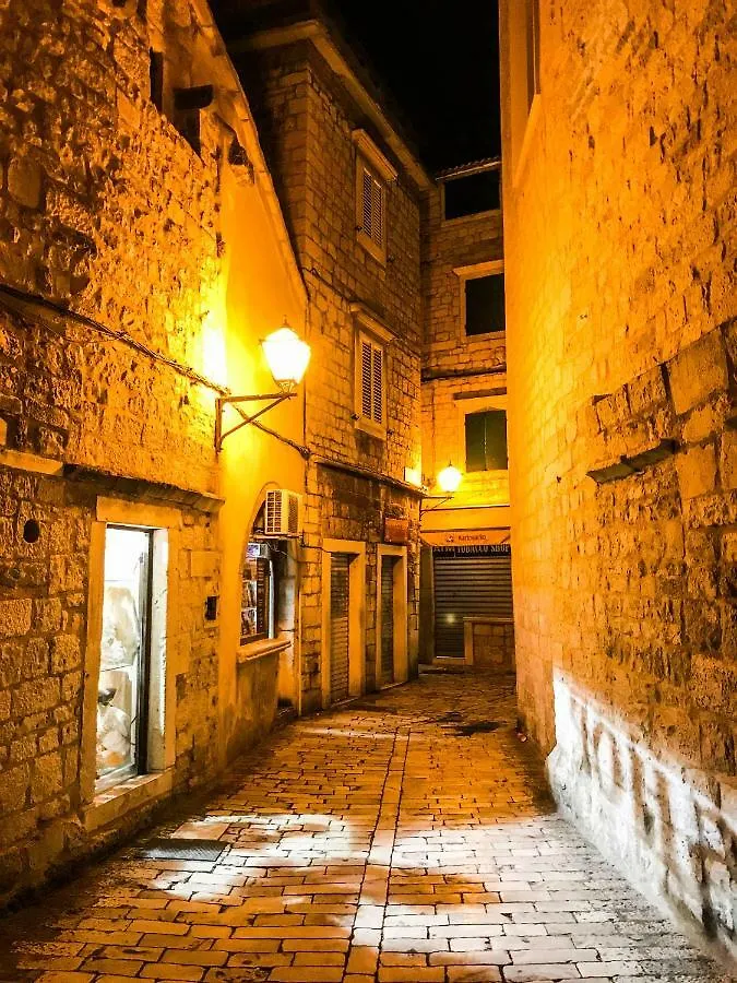 Short Street Apartments Kastela